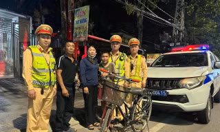 CSGT hỗ trợ bé trai đi xe đạp lạc hơn 150km 