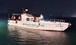 Cứu sống 2 ngư dân Quảng Trị bị chìm thuyền khi đánh cá trong đêm