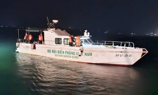 Cứu sống 2 ngư dân Quảng Trị bị chìm thuyền khi đánh cá trong đêm