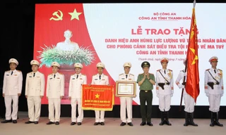Thừa ủy quyền, Bộ trưởng Bộ Công an Lương Tam Quang trao danh hiệu Anh hùng Lực lượng vũ trang nhân dân tặng Phòng CSĐT tội phạm về ma túy Công an tỉnh Thanh Hóa.
