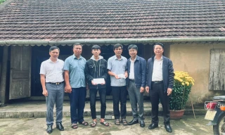 Hai cha con cứu người trong vụ lật đò mùng 3 Tết trên sông Gianh được hỗ trợ hơn 500 triệu đồng sửa nhà 