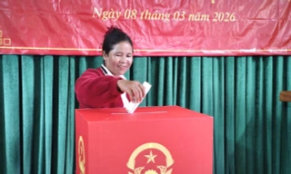 Cử tri vùng biên Quảng Trị đi thuyền vượt thác bầu cử sớm 