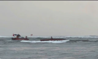 Tàu cá chìm khi vào cửa Nhật Lệ, luồng cạn đe dọa sinh kế ngư dân 