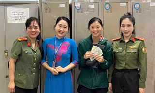 Du khách Mỹ, Anh xúc động khi nhận lại tài sản thất lạc ở Quảng Trị 