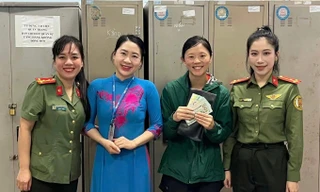 Du khách Mỹ, Anh xúc động khi nhận lại tài sản thất lạc ở Quảng Trị 