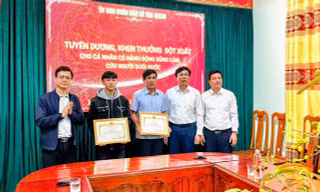 Khen thưởng hai cha con dũng cảm cứu người giữa dòng nước dữ