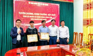 Khen thưởng hai cha con dũng cảm cứu người giữa dòng nước dữ