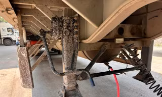 Xe đầu kéo ‘độ’ thùng bí mật để vận chuyển dầu lậu qua biên giới 