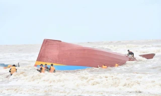 Trục vớt tàu cá gặp nạn ở Quảng Trị để tìm kiếm 9 thuyền viên mất tích 