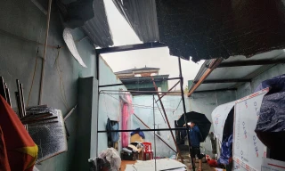 Xã ở Quảng Trị tan hoang sau bão số 10, nhiều nhà chỉ còn trơ khung