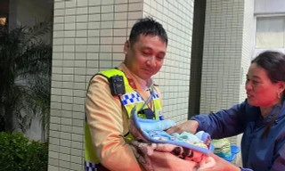 Sản phụ sinh bé trai ngay trên xe tuần tra CSGT 