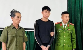 Khởi tố đối tượng đuổi chém em trai, vung dao vào đầu cha 