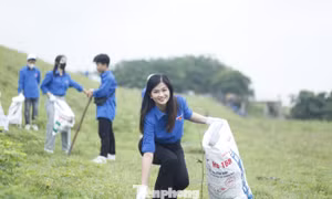 Tuổi trẻ Bắc Ninh dọn rác bảo vệ môi trường. Ảnh: Nguyễn Thắng