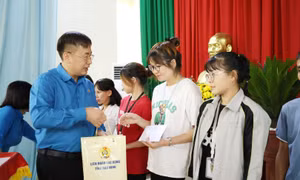 Liên đoàn Lao động tỉnh Bắc Ninh trao quà tặng công nhân có hoàn cảnh khó khăn.