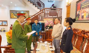 Cơ quan điều tra công bố quyết định khởi tố bị can và lệnh bắt bị can để tạm giam.