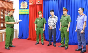 Cơ quan công an tống đạt quyết định khởi tố vụ án hình sự, khởi tố bị can, lệnh bắt bị can.