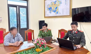 Cơ quan Công an làm việc với người vi phạm.