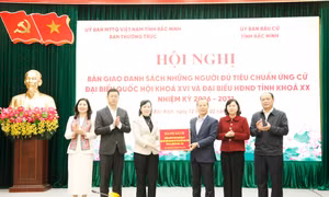 Mặt trận Tổ quốc tỉnh Bắc Ninh bàn giao danh sách người ứng cử đại biểu Quốc hội và HĐND tỉnh cho Ủy ban bầu cử tỉnh Bắc Ninh. Ảnh: Nguyễn Thắng