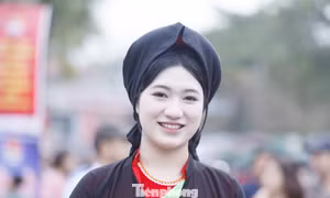 Chị hai quan họ tại hội Lim.