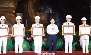5 cá nhân thuộc lực lượng An ninh Công an tỉnh Bắc Ninh đón nhận Huân chương Chiến công hạng Ba. Ảnh: Nguyễn Thắng.