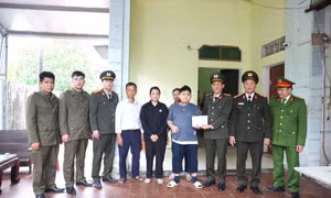 Thừa ủy quyền của Bộ Công an, đoàn công tác của Công an tỉnh Bắc Ninh trao kinh phí 20 triệu đồng hỗ trợ thân nhân đồng chí Đoàn Văn Mạnh.