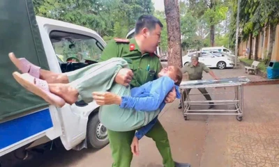 Công an phường ở Đồng Nai kịp thời cứu người phụ nữ gặp nạn trên đường