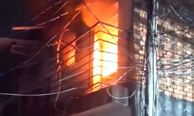 [CLIP] Căn nhà bốc cháy dữ dội trong đêm ở TPHCM