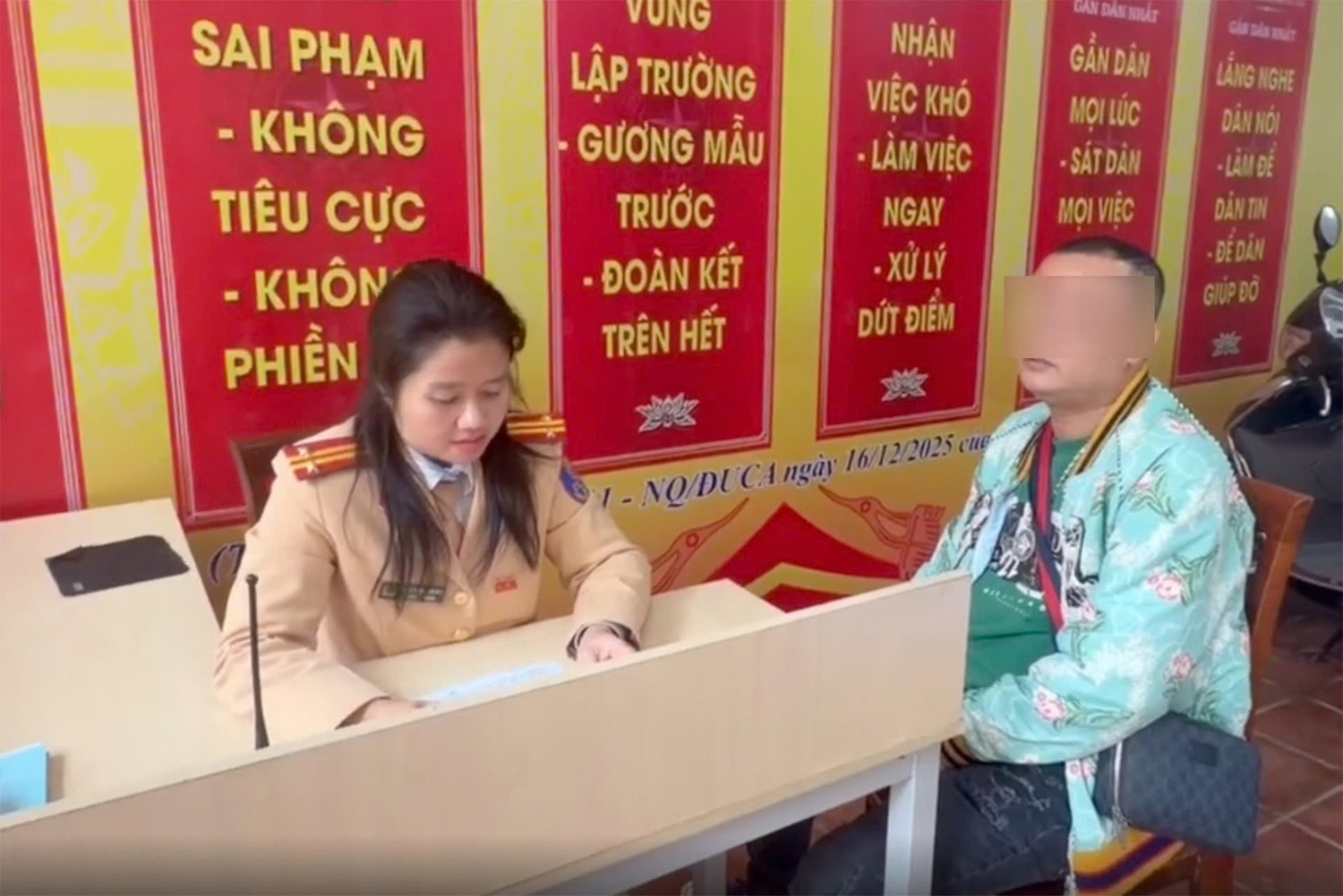 Cục CSGT lên tiếng về vụ việc tài xế ô tô có biển số bị phủ kín bùn đất bị lập biên bản