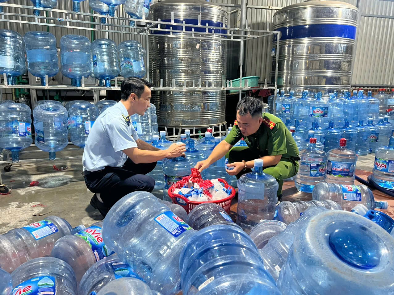 Nhóm đối tượng tung ra thị trường 20.000 bình nước Lavie giả trong vài tháng