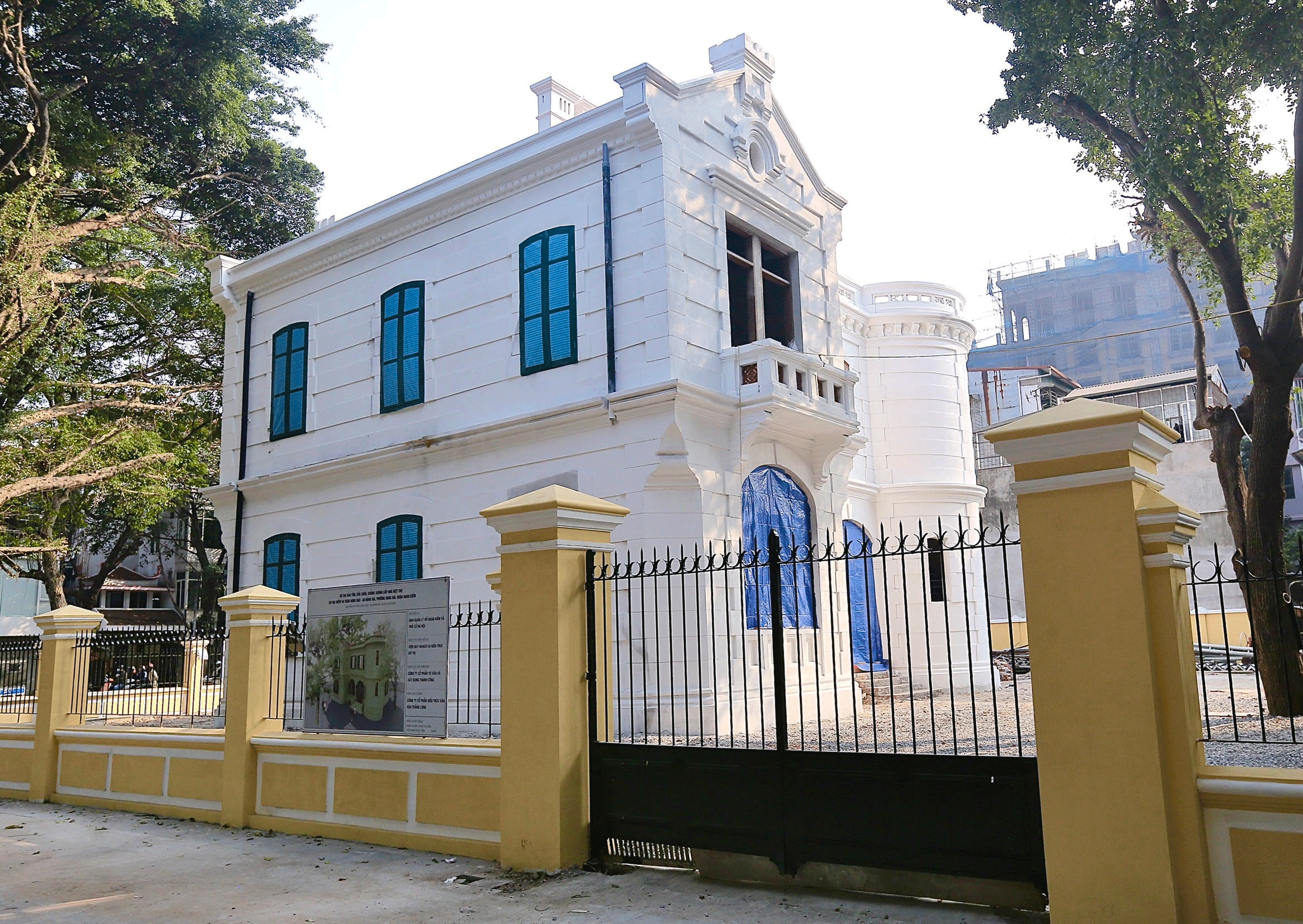 Hà Nội đang triển khai nhiều công việc hướng tới bảo tồn, gìn giữ, phát huy giá trị các biệt thự cổ có giá trị. Trong ảnh là biệt thự hai mặt tiền 49 Trần Hưng Đạo - 46 Hàng Bài đang được cơ quan chức năng quận Hoàn Kiếm tìm nhiều giải pháp bảo tồn. Ảnh: PV Hà Nội đang triển khai nhiều công việc hướng tới bảo tồn, gìn giữ, phát huy giá trị các biệt thự cổ có giá trị. Trong ảnh là biệt thự hai mặt tiền 49 Trần Hưng Đạo - 46 Hàng Bài đang được cơ quan chức năng quận Hoàn Kiếm tìm nhiều giải pháp bảo tồn. Ảnh: PV