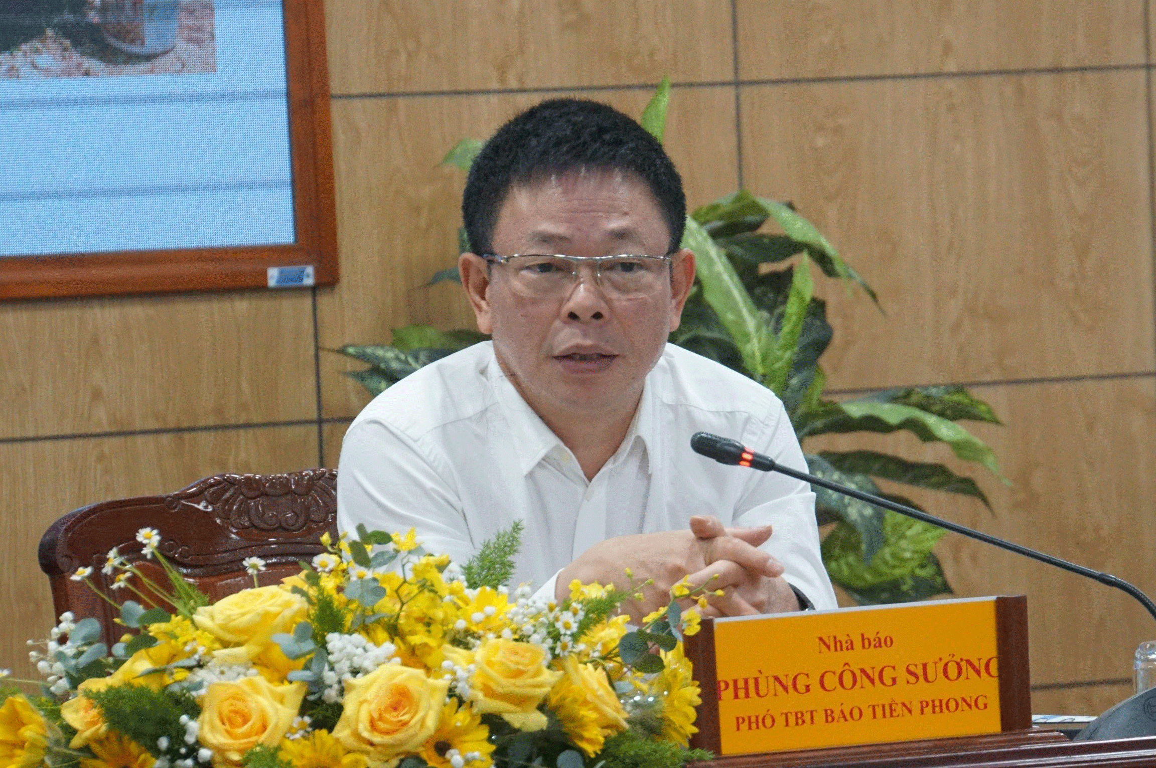 Nhà báo Phùng Công Sưởng - Phó Tổng biên tập Báo Tiền Phong đặt ra nhiều câu hỏi về các biện pháp chống hạn hạn, nhiễm mặn để đảm bảo đời sống cho người dân trong khu vực Nhà báo Phùng Công Sưởng - Phó Tổng biên tập Báo Tiền Phong đặt ra nhiều câu hỏi về các biện pháp chống hạn hạn, nhiễm mặn để đảm bảo đời sống cho người dân trong khu vực