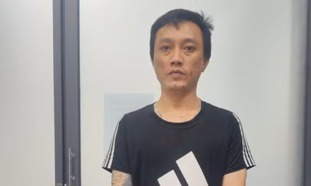 Người đàn ông cầm gậy đập vỡ kính xe tải giữa đường ở TPHCM