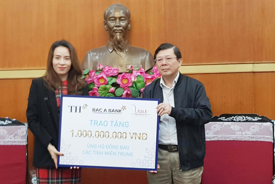 Ông Nguyễn Hữu Dũng, Phó Chủ tịch Ủy ban Trung ương MTTQ Việt Nam tiếp nhận ủng hộ từ Tập đoàn TH, Ngân hàng Thương mại Cổ phần Bắc Á, Quỹ “Vì Tầm vóc Việt” Ảnh: K.N