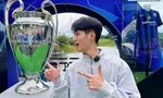 Văn Anh chụp ảnh cùng chiếc cúp C1 danh giá.
