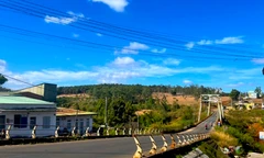 Gia Lai: Phát hiện bé gái sơ sinh bọc trong túi nilon ở cầu treo