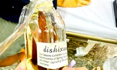 Uống nhầm lọ nước hoa thơm phòng, bé gái 3 tuổi nhập viện