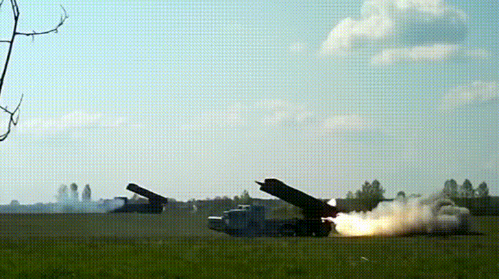 ‘Cơn lốc’ 9K58 Smerch khai hoả dữ dội trong cuộc tập trận Zapad 2017