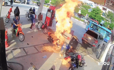 Nhân chứng kể giây phút ô tô lùi trúng khiến trụ bơm xăng đổ vào nhân viên cửa hàng