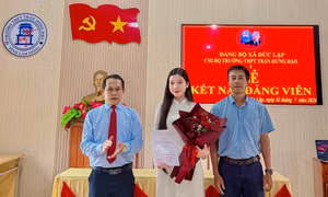 Thủ khoa khối C03 ở Lâm Đồng được kết nạp Đảng