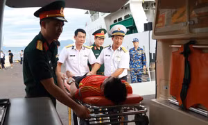 Bộ Tư lệnh Vùng 4 Hải quân kịp thời đưa ngư dân Lâm Đồng vào bờ điều trị