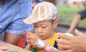Trung thu của những đứa trẻ tay đầy vết kim tiêm