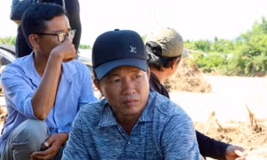 Ông Hào thẫn thờ nhìn mảnh vườn bị cuốn trôi.