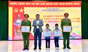 Lâm Đồng tặng giấy khen cán bộ công an, học sinh có nghĩa cử đẹp