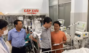 Ông Nguyễn Hồng Hải thăm hỏi, động viên người nhà nạn nhân tại bệnh viện.