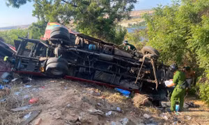 Xe khách lao xuống vực gãy nát, 16 nạn nhân nằm la liệt