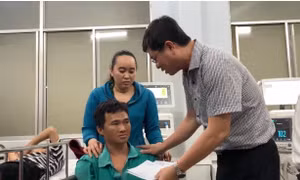 Phó Chủ tịch UBND tỉnh Lâm Đồng hỏi thăm em Đỗ Tuấn Kiệt.