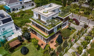 Biệt thự 1.800m² gây ấn tượng với hồ nước và loạt giải pháp tiết kiệm năng lượng