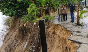 Vị trí sạt lở tạo 'hàm ếch' sâu, mặt sạt mở rộng 7 - 8m.