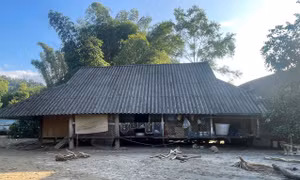Cảnh lũ quét, lũ ống để lại lớp đất đá dày 3-4 mét, biến nhà sàn thành nhà trệt ở Lào Cai