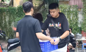 Hàng trăm suất cơm chống lũ, vượt lũ đến với đồng bào khó khăn